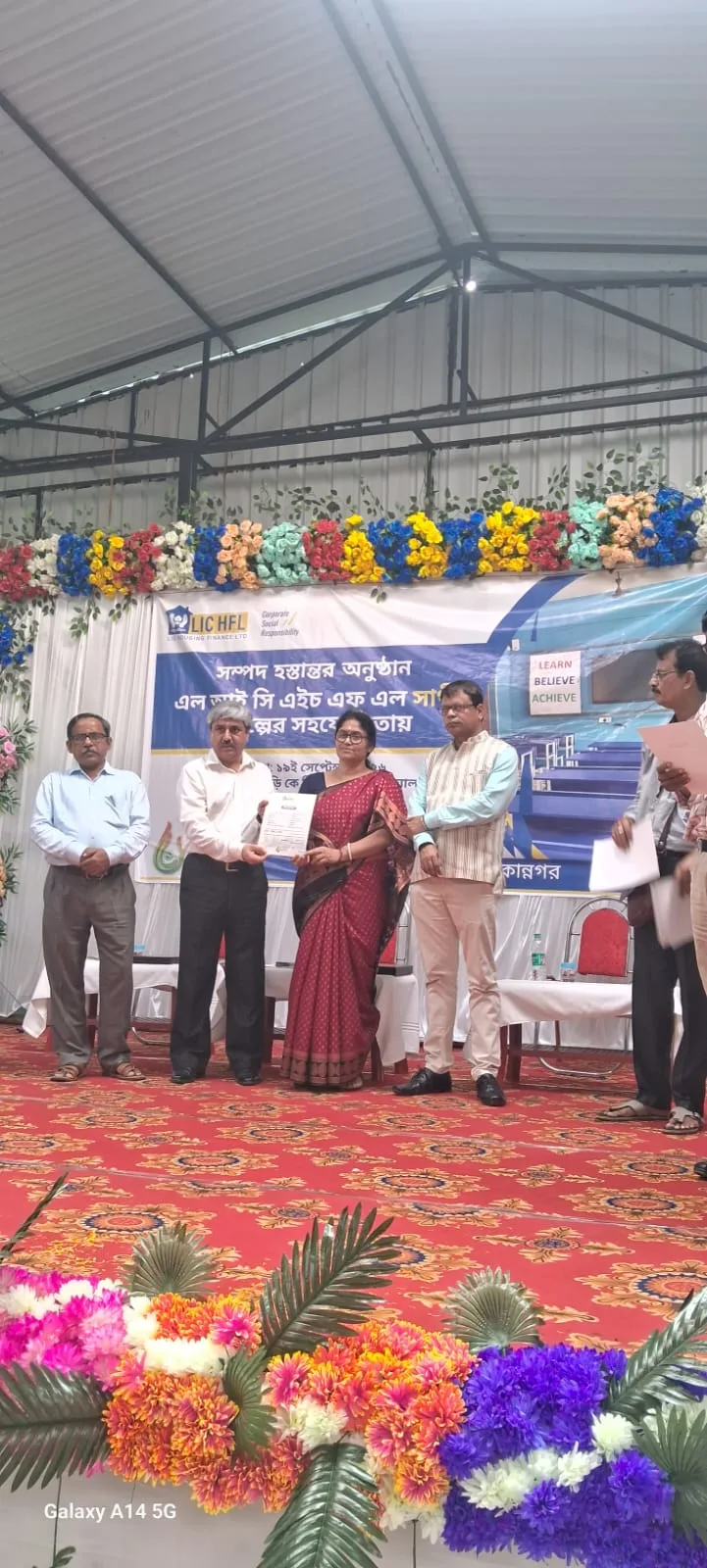ঝাড়গ্রামের দশটি বিদ্যালয়  স্মার্ট ক্লাস রূমের  সামগ্রী হস্তান্তর করলো এলআইসি