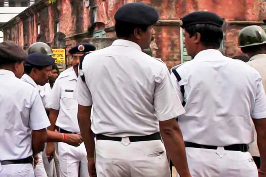 ঝাড়খন্ডে  ব্যবসায়ী ক্ষুণে গ্রেপ্তার কলকাতা পুলিশের সার্জেন্ট ও সিভিক ভলেন্টিয়ার