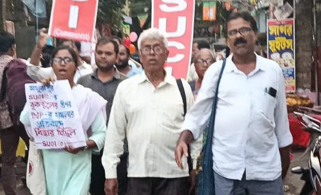সুরাপুর টেশনে এসইউ সিআই এর বুক স্টল ভাঙচুরের অভিযোগ
