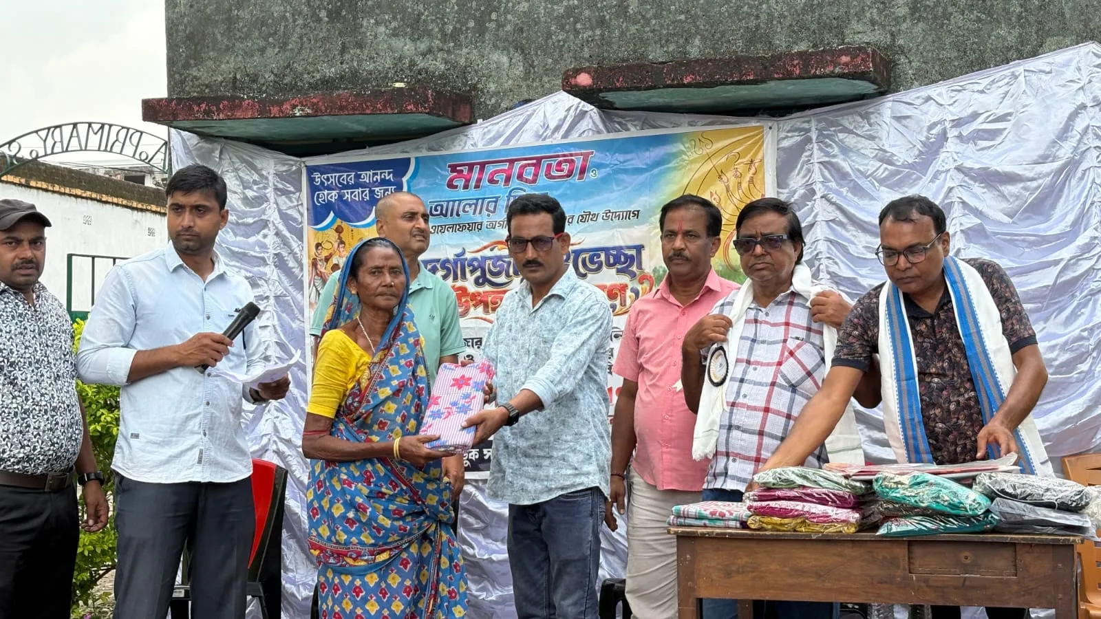 পূজার আগে মানবতার উদ্যোগে বস্ত্র বিতরণ অনুষ্ঠান