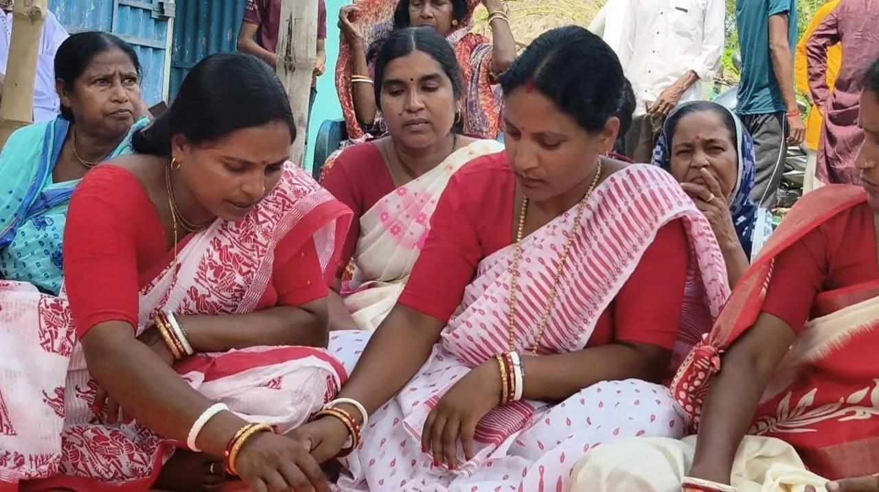অপর্ণার টাকাতেই দুর্গার আবাহন